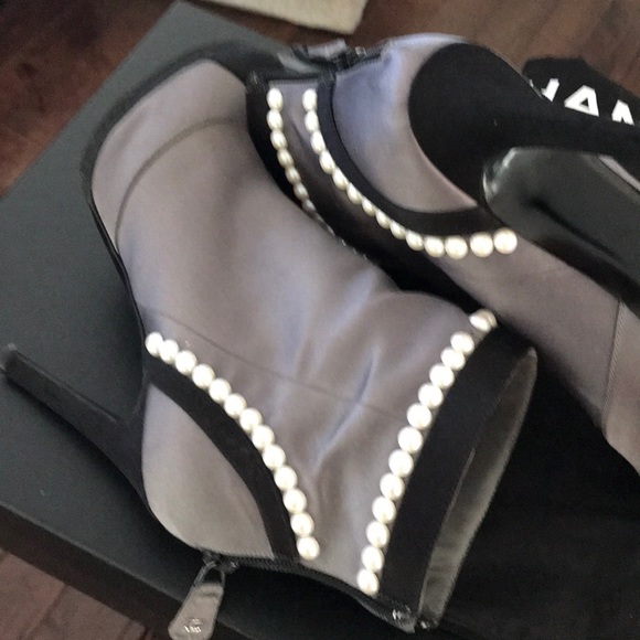 Chanel ankle boots with pearl trimmed size 6(36) - Picture 4 of 8